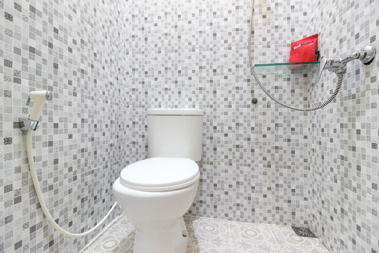 Bathroom 2, RedDoorz near Sheikh Zayed Surakarta, Solo
