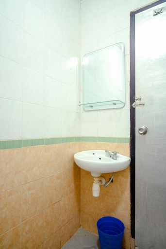 Bathroom 2, Urbanview Hotel Sayang Makassar by RedDoorz, Makassar