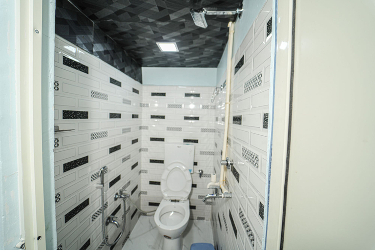 Bathroom 3, Hotel Ramlalla palace, Basti