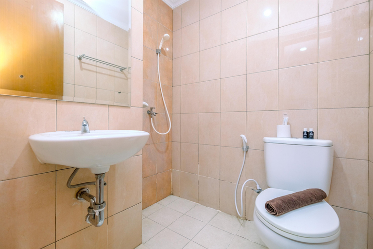 Bathroom 5, Good Location and Cozy Studio Margonda Residence 2 Apartment By Travelio, Depok
