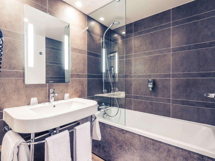 Bathroom, Hôtel Mercure Bourg-en-Bresse, Ain