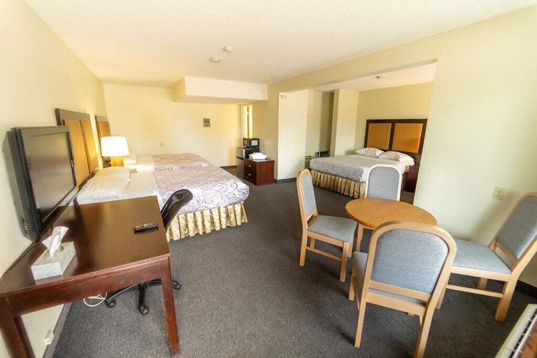 Bedroom 2, Grand Persepolis Inn, Niagara