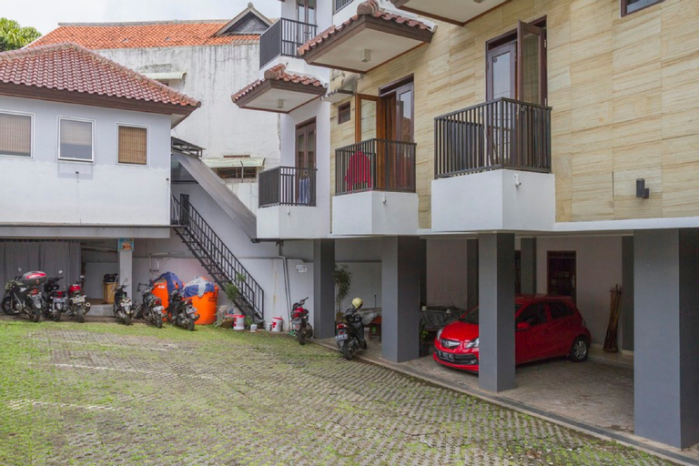 Exterior & Views