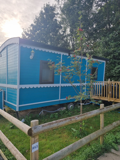 Exterior & Views 2, Glamping Hut - Riverview 3, Powys