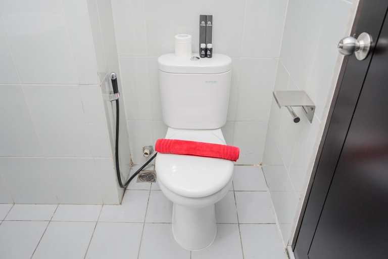 Bathroom 5, Comfy and Cool Interior 1BR at Casa de Parco Apartment BSD By Travelio, Tangerang