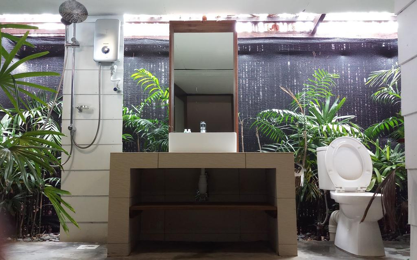 Bathroom 3, ROXY SEMATAN CANOPI, Lundu
