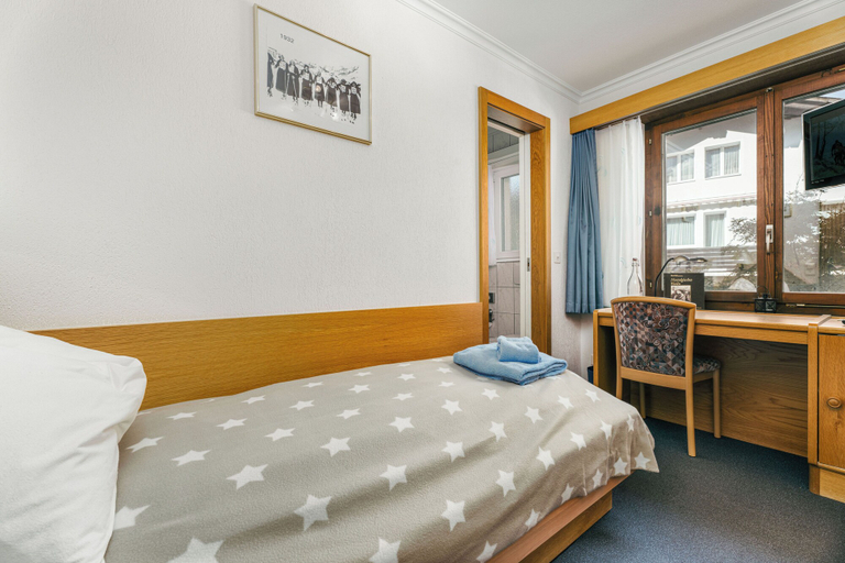 Bedroom 2, Hotel Etoile, Visp