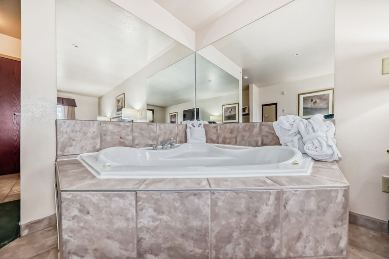 Bathroom 4, Grande Cache Inn and Suites, Division No. 18