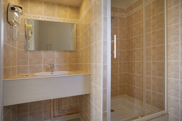 Bathroom 3, Gab House, Rhône