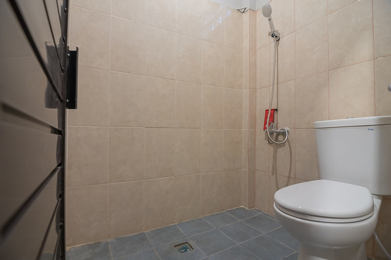 Bathroom 3, Urbanview Ultima Kiaracondong, Bandung