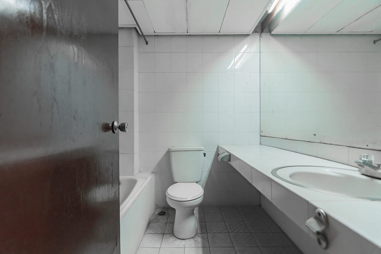 Bathroom 4, Istana Hotel Bandung Mitra RedDoorz, Bandung