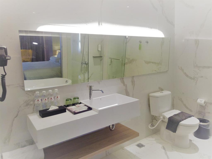 Bathroom 3, The Zuri Palembang, Palembang