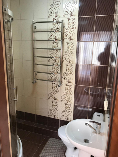 Bathroom 3, Чорногора, Nadvirnians'kyi
