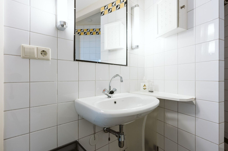 Bathroom 5, Fairytale Holiday Home With a Lovely Playing Field, Goedereede
