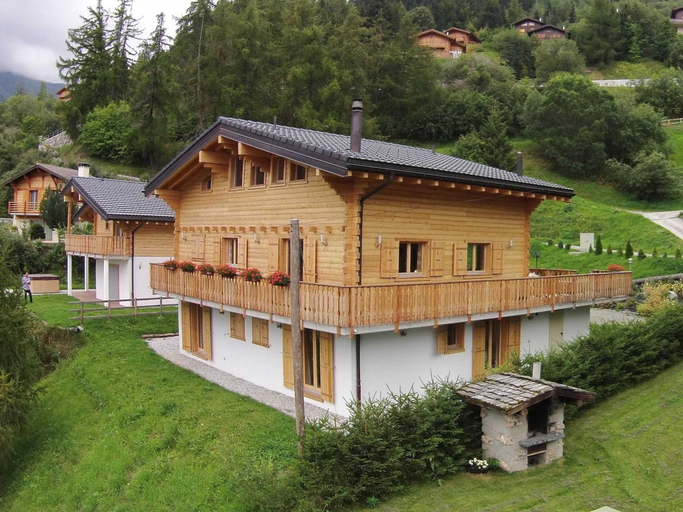Exterior & Views