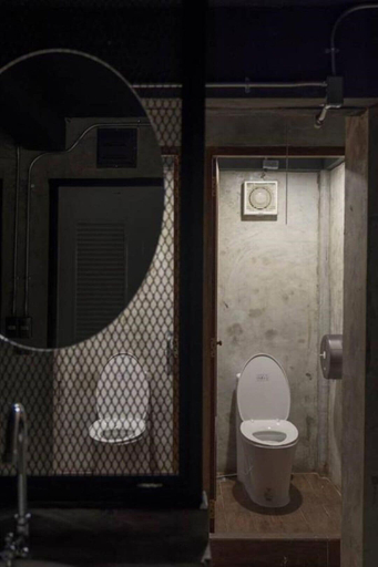 Bathroom 4, Banana Hostel Donmuang, Don Muang
