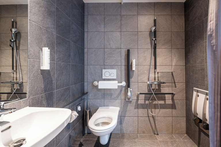 Bathroom 5, B&B HOTEL Geneva Airport, Genève