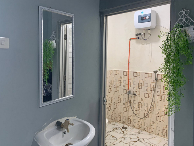Bathroom 4, RedDoorz Syariah @ Labuhan Maringgai Lampung, East Lampung