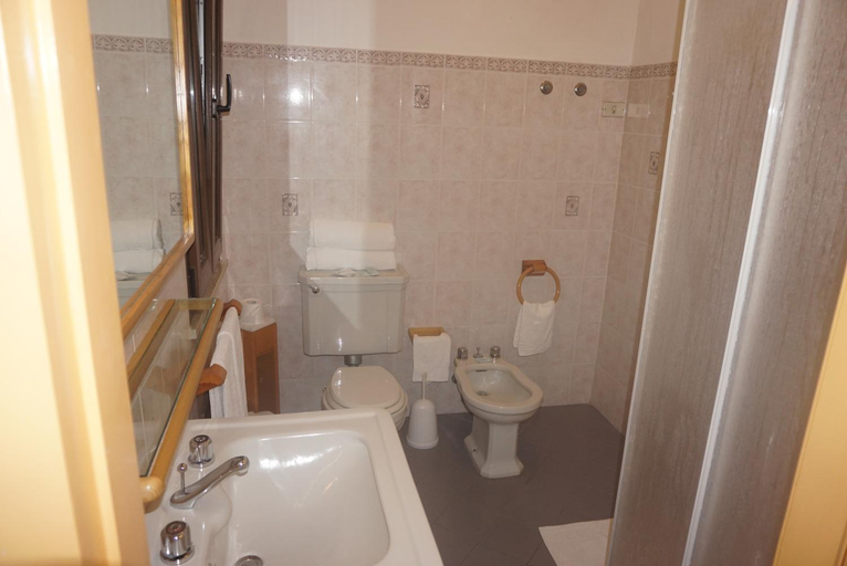Bathroom 2, Hotel Villa Souvenir, Messina