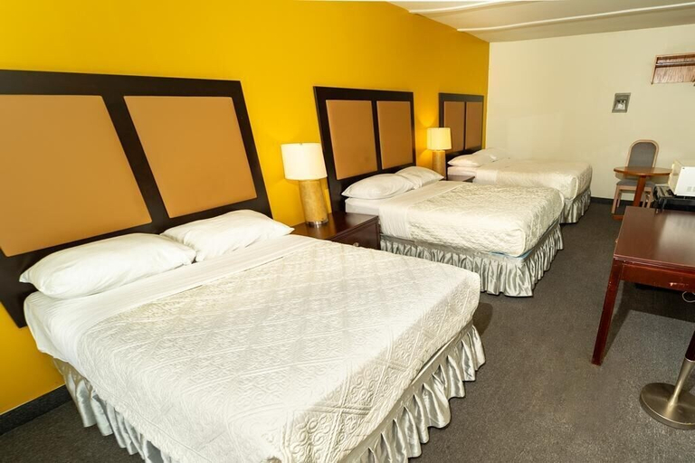 Bedroom 5, Grand Persepolis Inn, Niagara