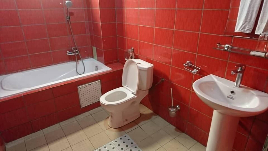 Bathroom 3, Hotel De L'Océan, Océan