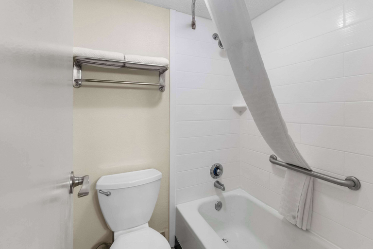 Bathroom 3, Quality Inn Tullahoma, Coffee