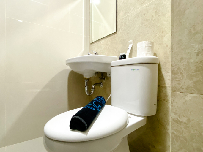 Bathroom 5, Modern Look Studio at Transpark Cibubur Apartment By Travelio, Depok