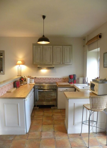 Private kitchen 2, Spacious Apartment With Garden, Manche