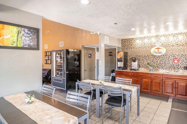 Food & Drinks 5, Super 8 by Wyndham San Antonio/Riverwalk Area, Bexar