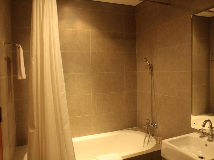 Bathroom 2, Royal Suite Balikpapan, Balikpapan