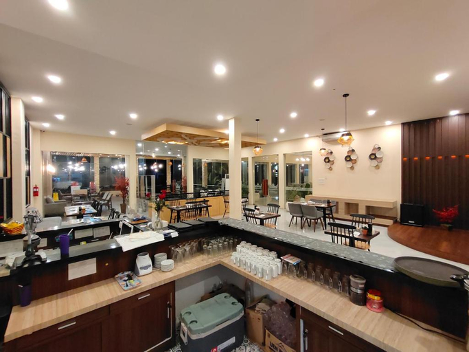 Food & Drinks, Dreamland Hotel And Lounge, Bondowoso