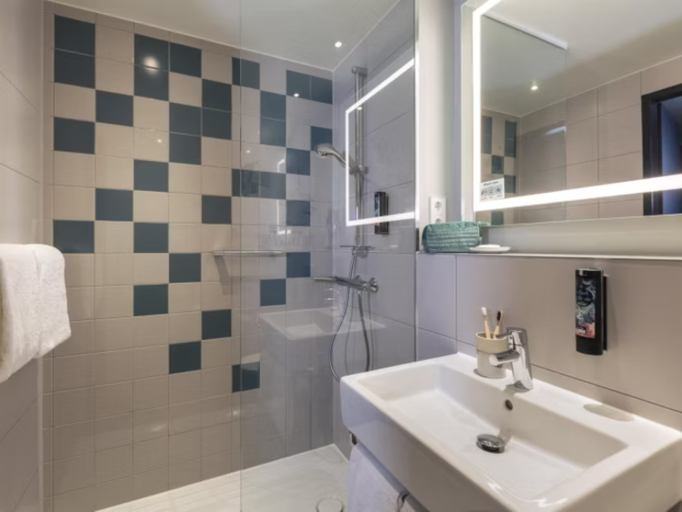 Bathroom 5, Holiday Inn - the niu, FLASH BERLIN CHARLOTTENBURG, Berlin