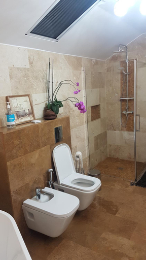 Bathroom 1, Casa Magnolia, 23 August