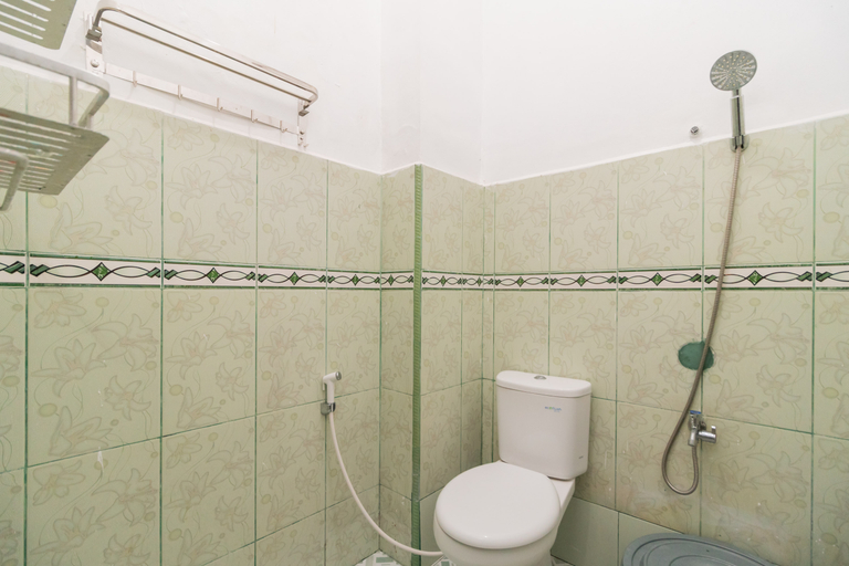 Bathroom 4, RedDoorz Syariah near Universitas Putra Indonesia Padang, Padang