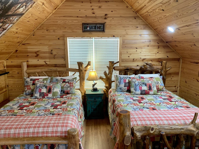 Bedroom 2, Riverbend Serenity Cabins, Cleburne