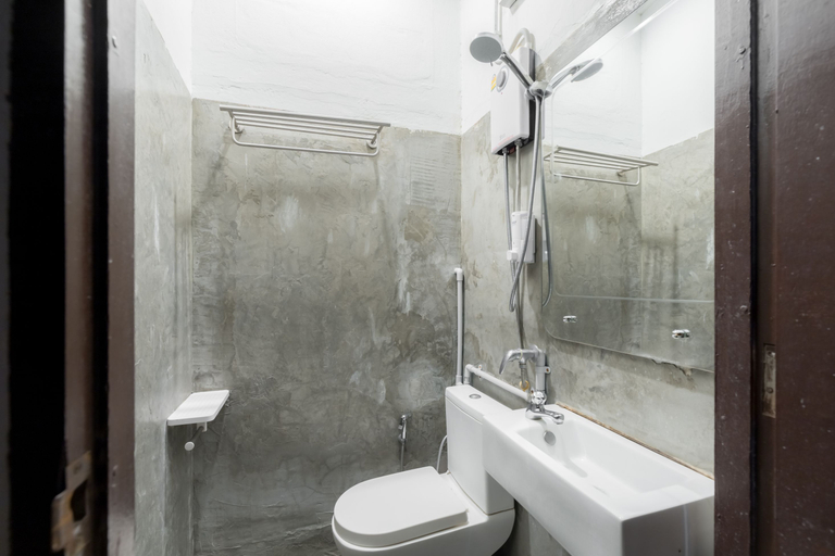 Bathroom 5, Lemon Siam Hostel Free Breakfast, Ratchathewi