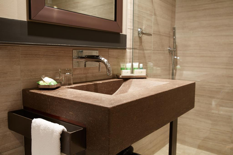 Bathroom 4, Hôtel Le Dauphin Montréal - Longueuil, Champlain