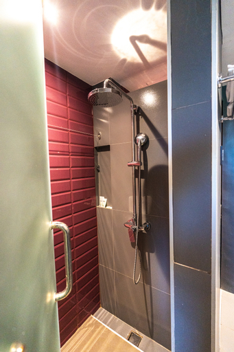 Bathroom 10