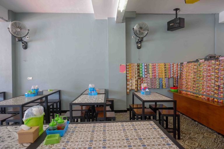 Food & Drinks 5, RedDoorz Plus near Patung Kuda Undip, Semarang