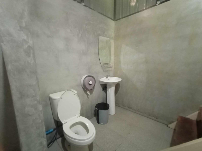 Bathroom 1, Mook Bamboo Bungalows, Kantrang