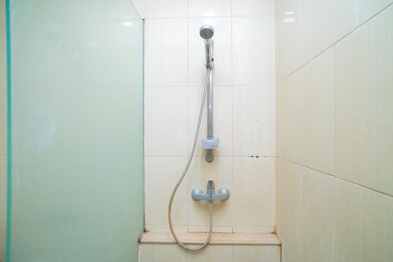 Bathroom 4, RedDoorz Plus near Simpang Tiga Tritayasa Cilegon, Cilegon