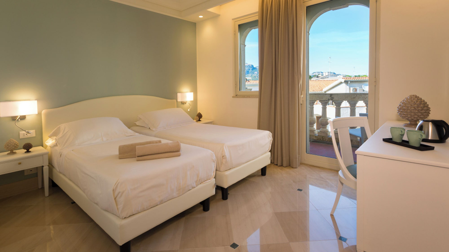 Bedroom 4, Hellenia Yachting Hotel, Messina