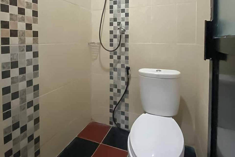 Bathroom 2, Losmen Family Syariah, Surabaya