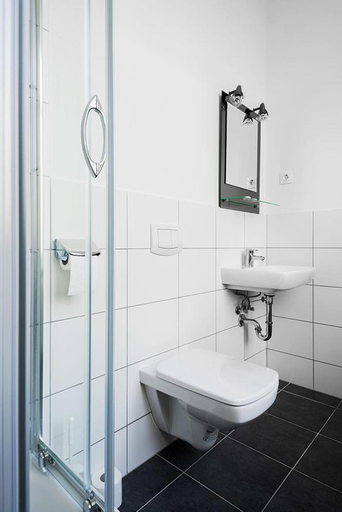 Bathroom 2, Queens Park Hotel, Berlin