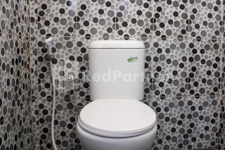 Bathroom, Hotel Baby Angel Dieng Mitra RedDoorz, Wonosobo