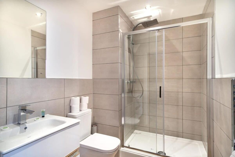 Bathroom 3, Snug 1BR Apt 4KTV Free Parking, Trafford