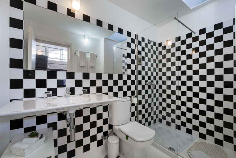 Bathroom 3, Olala Fine Arts Studios, Porto