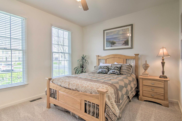 Others 2, 4 Mi to Bethany Beach: Sunny Escape w/ Porches!, Sussex