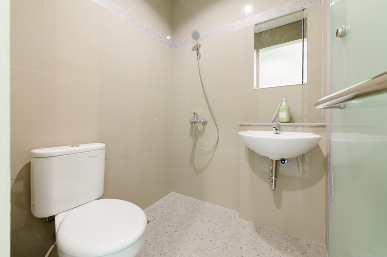 Bathroom 3, Urbanview Greenville Jakarta, West Jakarta