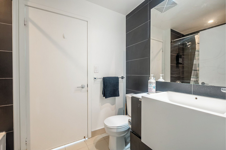 Bathroom 4, City Suites w Views, Toronto
